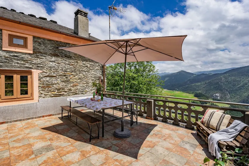 Casa vacanze 'Mirador Del Navia' con vista sulle montagne, terrazza privata e Wi-Fi - Image 1