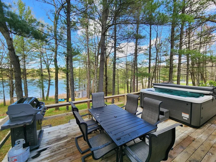 Government Lake Cottage Hot Tub 3 Bedrooms - Image 1