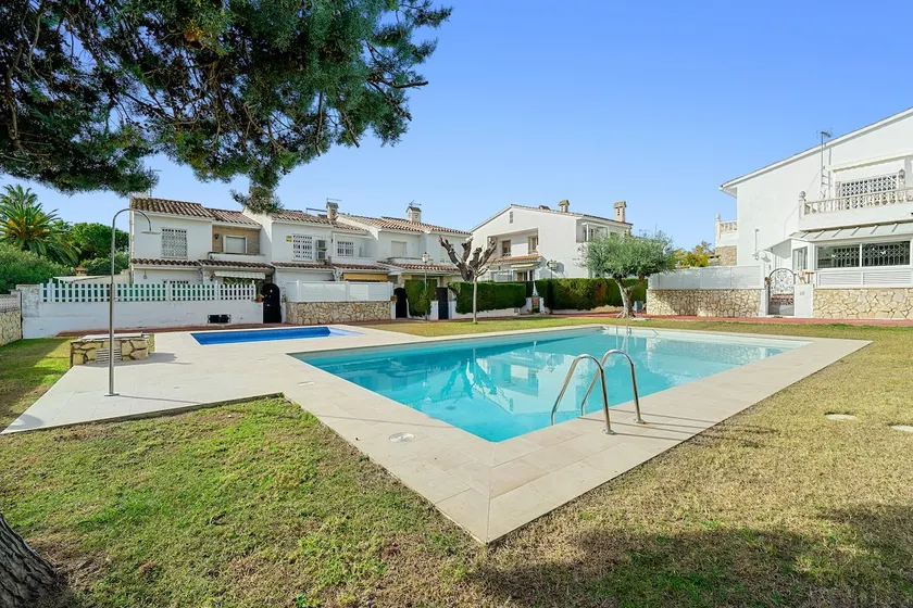 Maison de vacances 'Marés' avec piscine partagée, Wi-Fi et climatisation - Image 1