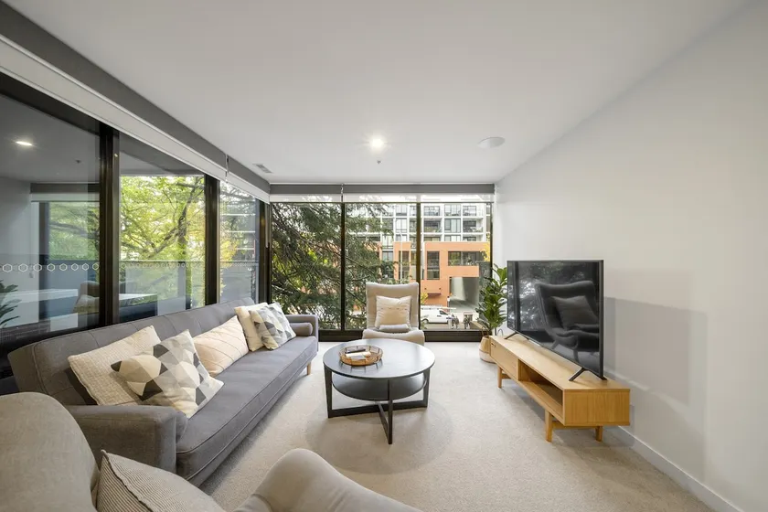 Chic Inner-City 2-Bed Abode with Pool, Gym  Sauna - Image 1
