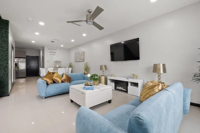 Oro Azul Townhome: Where Luxury Meets Comfort - Image 1