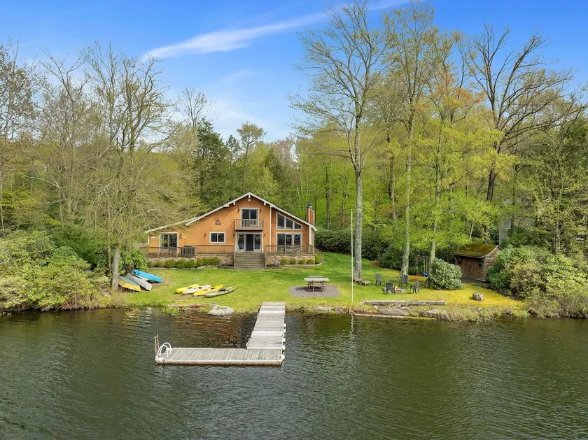 Lakefront Family Home, Kayaks, Hot Tub, Fireplace - Image 1
