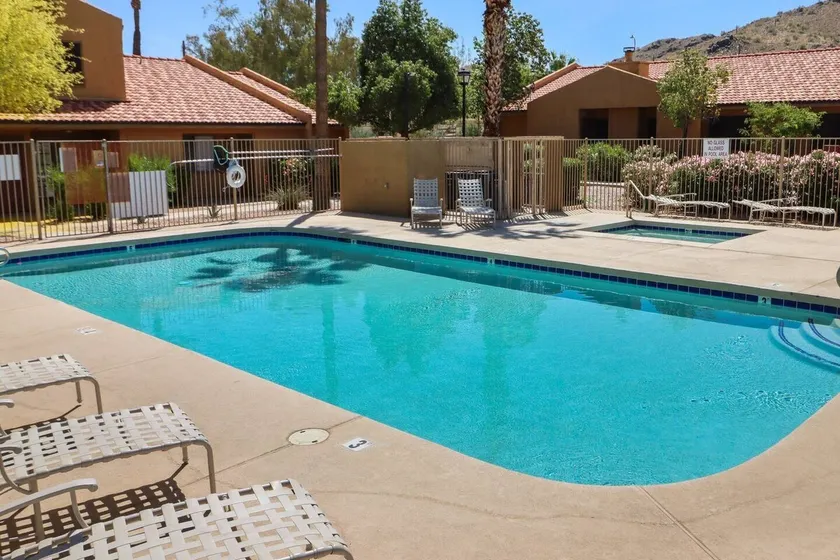 2BR Condo with patio, Heated Pool, Spa & Gym Acces - Image 1