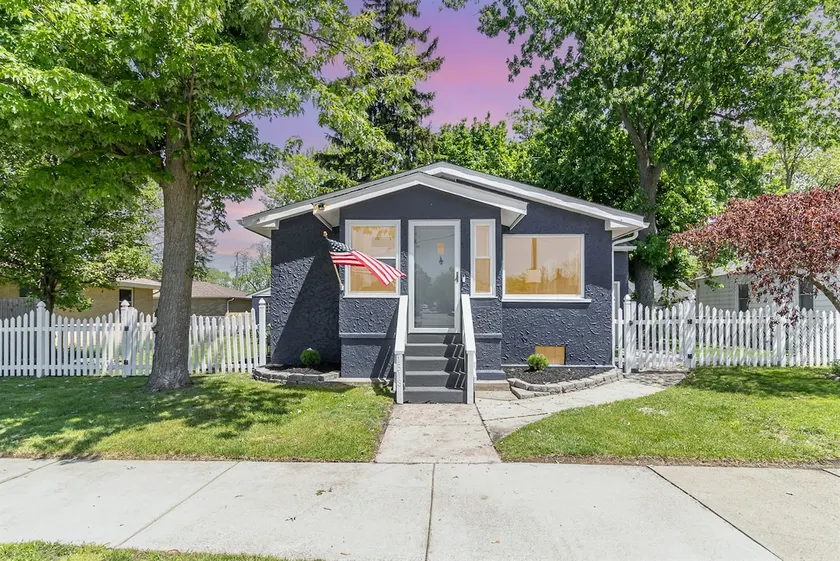 Oak Street Abode: Foosball, Firepit, & Family Fun! - Image 1
