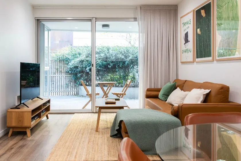 Richmond Retreat - Courtyard & Parking - Image 1