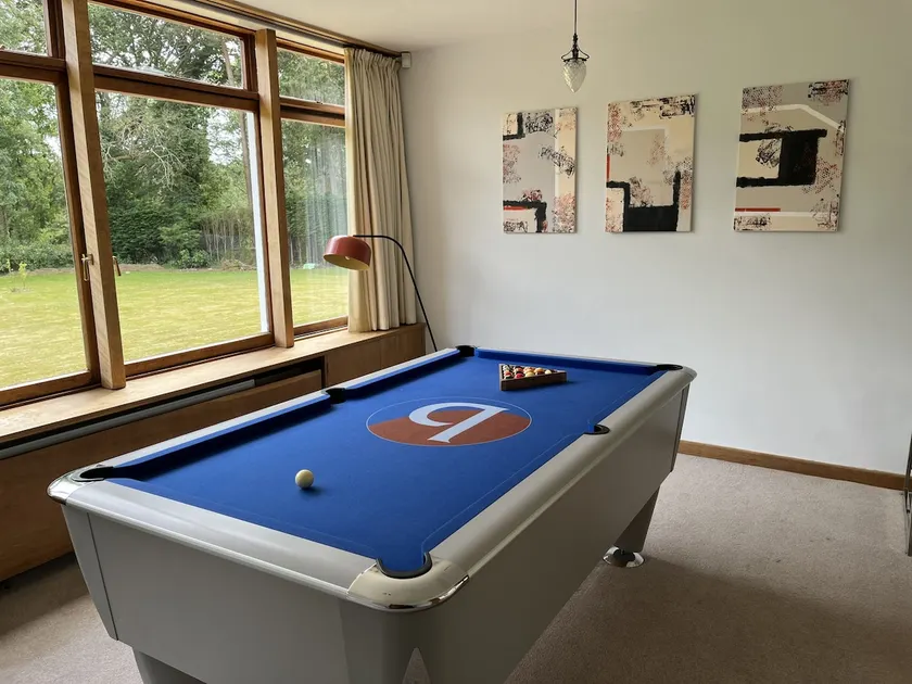 Spacious and stylish with games room, huge garden, peaceful surroundings - Image 1