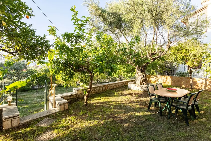 Avia's Seaside Hideaway with Lush Garden - Image 1