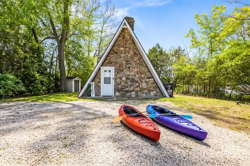 Romantic A-frame · HeartJacuzzi · Firepit · Kayaks - Image 1