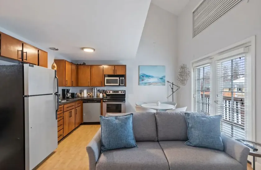 1bdrm townhouse in Perry District - Image 1