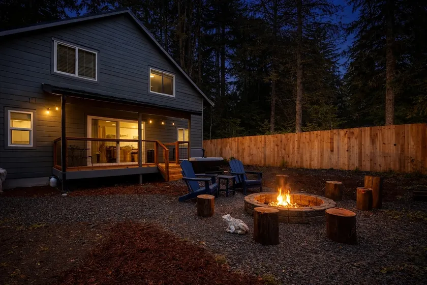 Mt. Rainier Cabin w/ Hot Tub & Fire Pit - Image 1