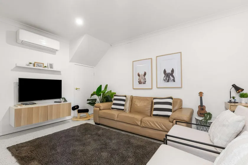 3-Bed Coastal Escape with Horses & Beach Walk - Image 1
