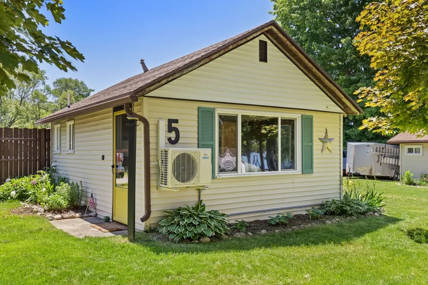 1BR Retreat in Chippewa w/ pickleball court - Image 1