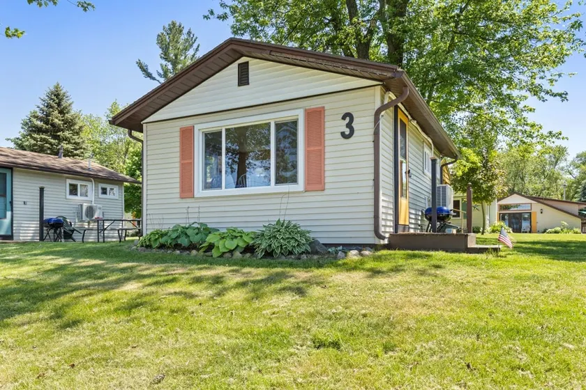 Twin bed cottage on Chippewa Lake with pickleball - Image 1