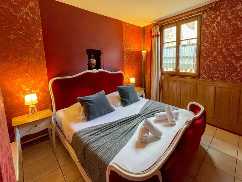 Elegant flat in historic medieval house - Image 1