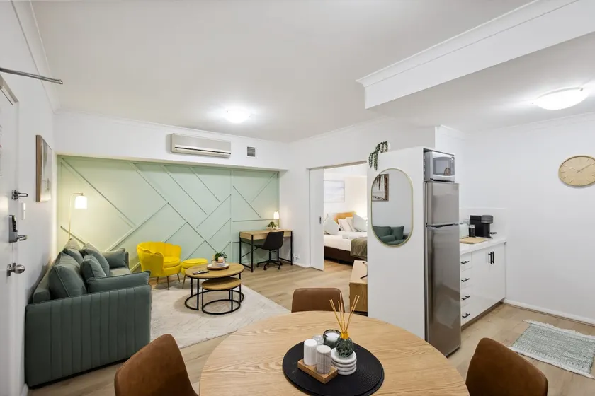 Sleek Northbridge Getaway - Image 1
