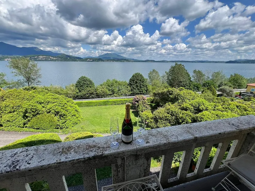 Camelia modern apartment with lake view - Image 1