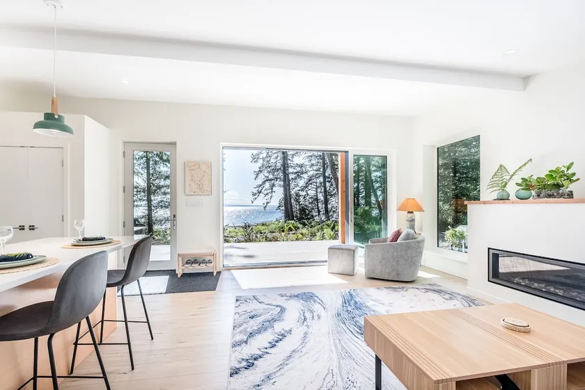Sea Stone Quadra Cabin - Image 1