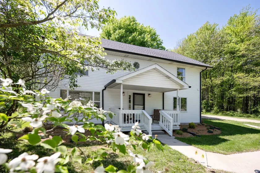Pet-friendly country home near beaches, wineries - Image 1