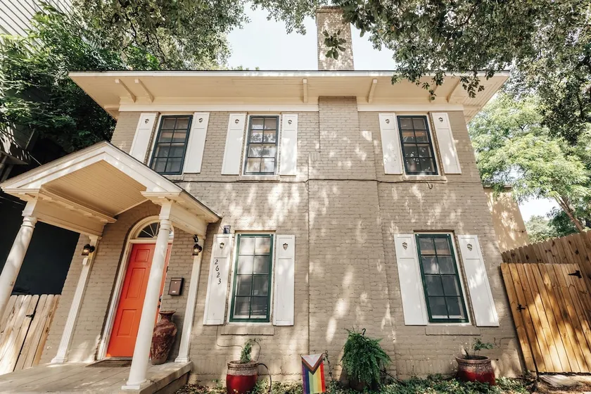 4BR Victorian Gem + Free Parking at UT - Image 1