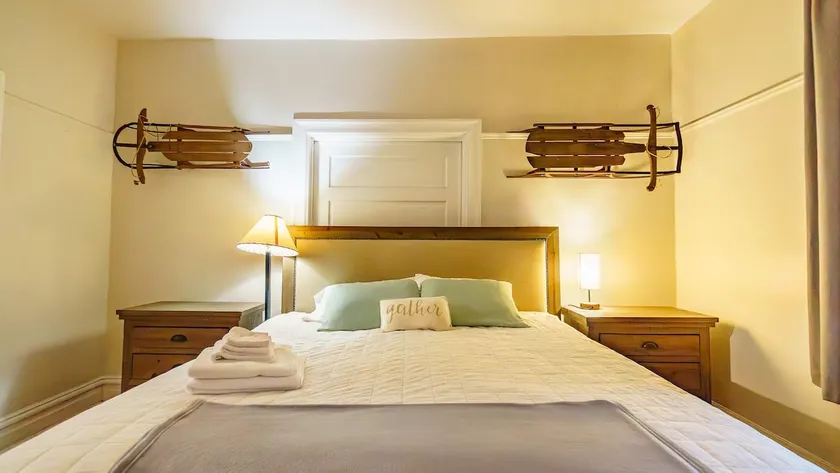 Mathilda Street Trio - The Lodge with King Bed - Image 1