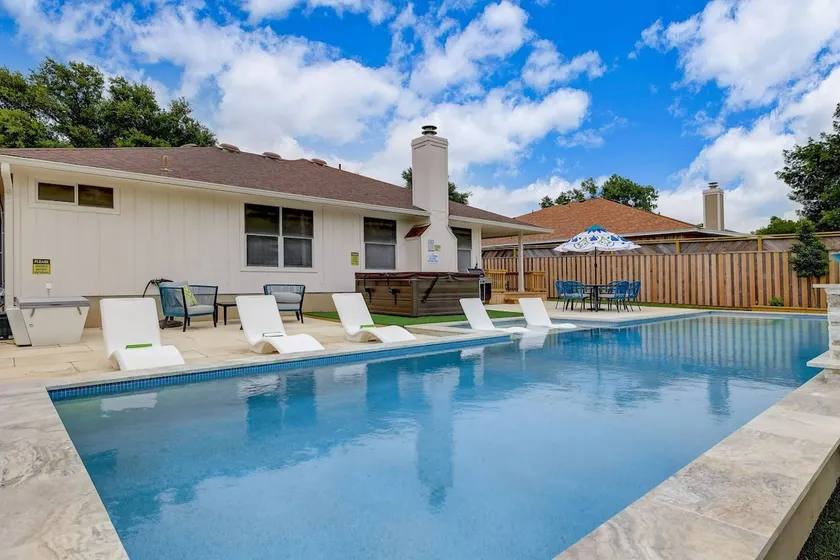 Amenities Galore - Pool, Gym, Hot Tub, Cold Plunge - Image 1