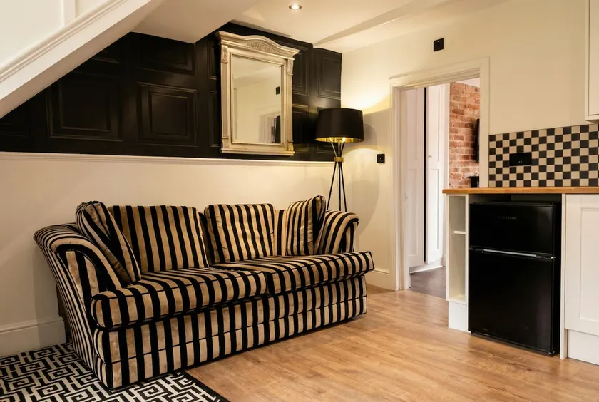 Quirky High Street Flat Near Donington Park - Image 1