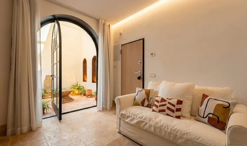 Apartment with Private Patio. Netflix & Wifi. - Image 1