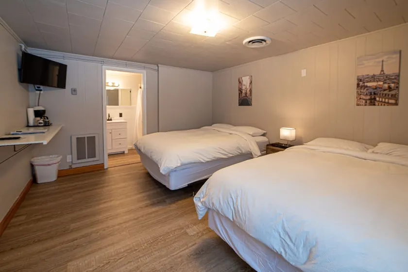 Star Gate Room 14 Indian River, MI - Image 1