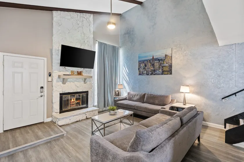Stylish Retreat, Patio Oasis, Prime Location - Image 1