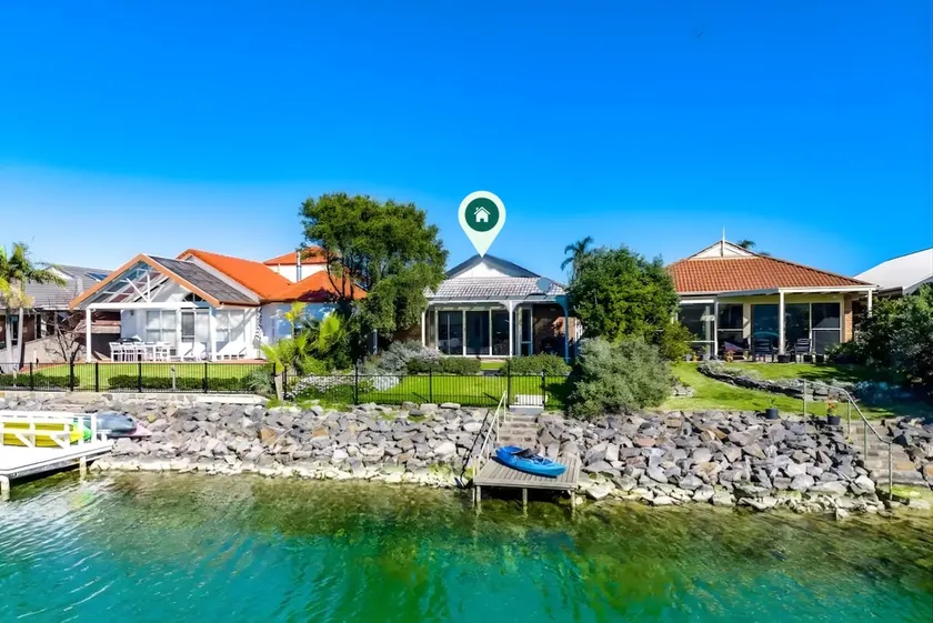 The Water House - Lakeside Serenity & Modern Comfort - Image 1