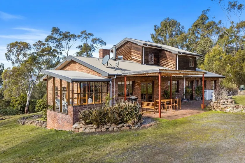 Country-style Stunner - Bushland Peace & Privacy - Image 1