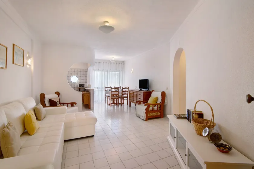 Appartamento 'T1 Antonio Henriques' con piscina condivisa, balcone e Wi-Fi - Image 1