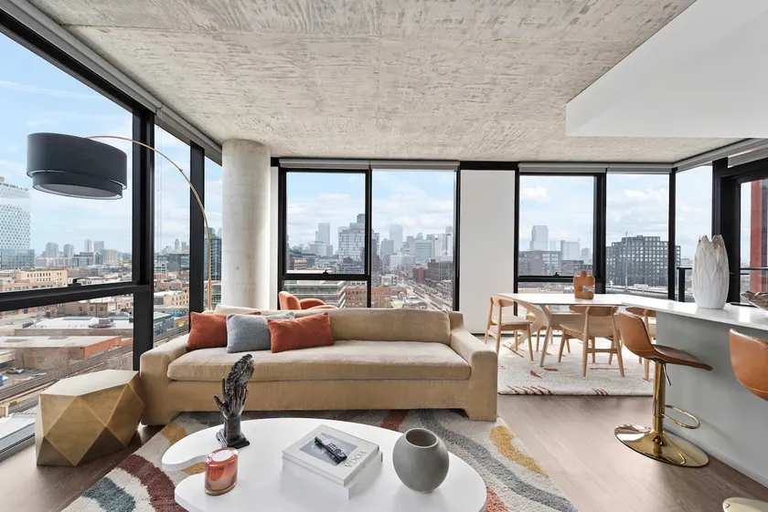 Skyline Views in 3BR Apartment w/ Top Amenities - Image 1
