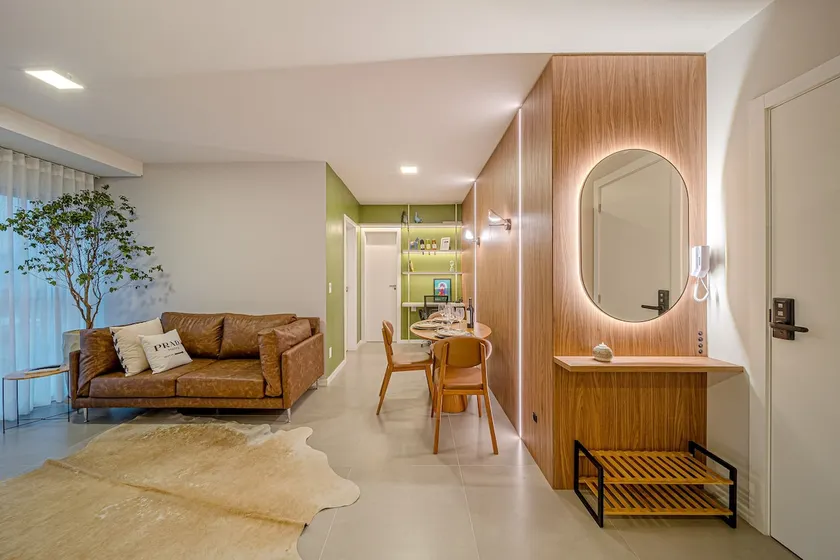 High-end apartment with heated pool and gym - Image 1
