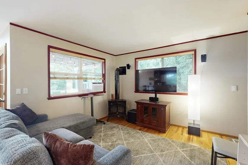 Dog-friendly house w/ enclosed yard - Image 1