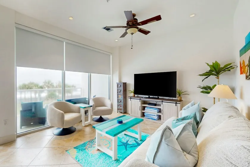Unique beachfront condo with exceptional views - Image 1