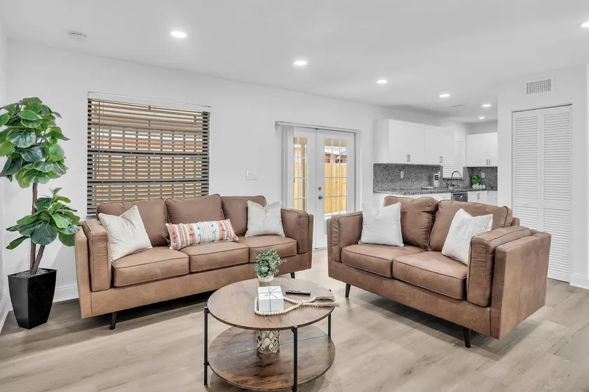 Cozy & Spacious Getaway in Central Location - Image 1