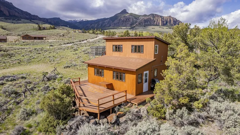 Loren's Lookout- pet friendly, Wapiti Valley cabin - Image 1