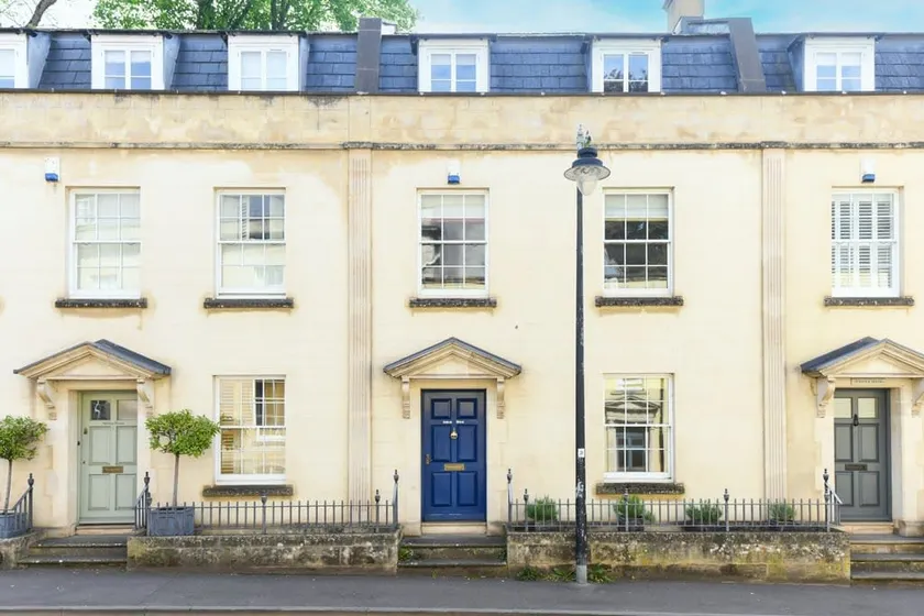 Spacious Townhouse Private Parking Central Wells - Image 1