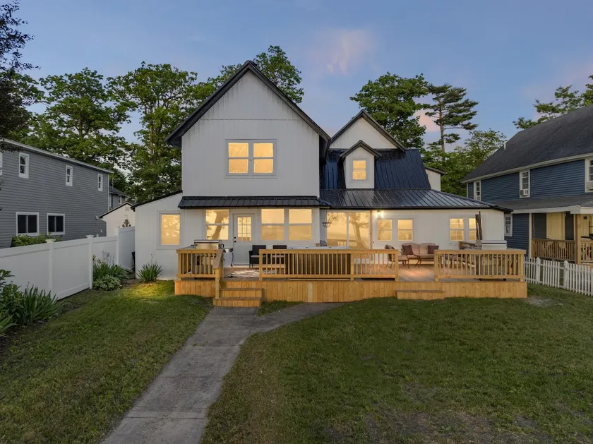 Park Combo| 6BR Waterfront| with Hot tub Sleeps 19 - Image 1