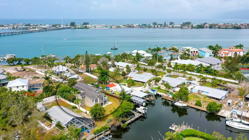 Canal front & private boat dock! 3minutes to beach - Image 1
