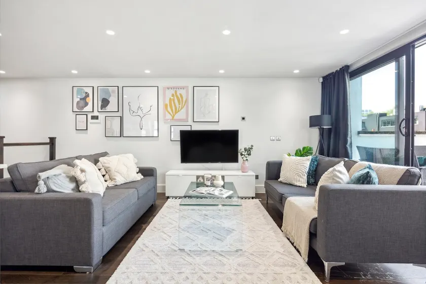 Elegant 2BR Penthouse Terrace in Soho - Image 1
