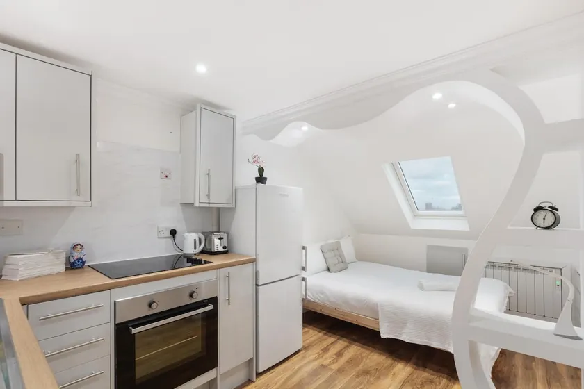 Bright and cosy loft converted studio apartment - Image 1