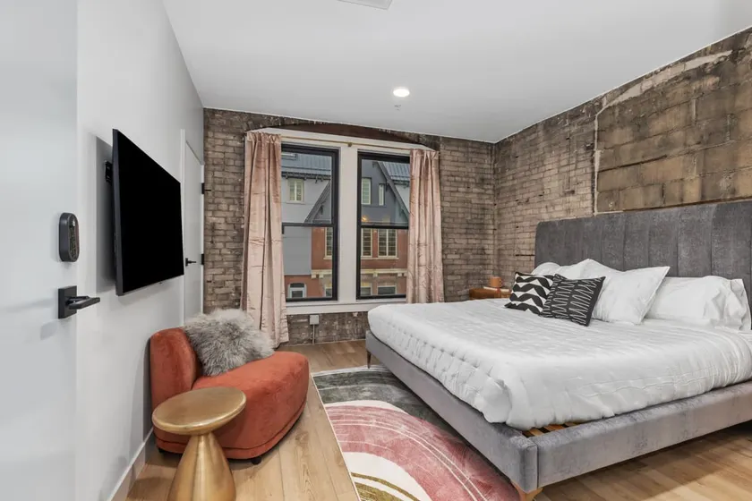The BlueJay Vintage Suite - With Window - Image 1