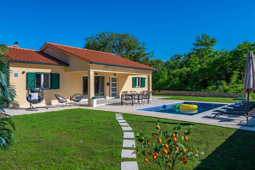 A charming villa surrounded by nature - Image 1