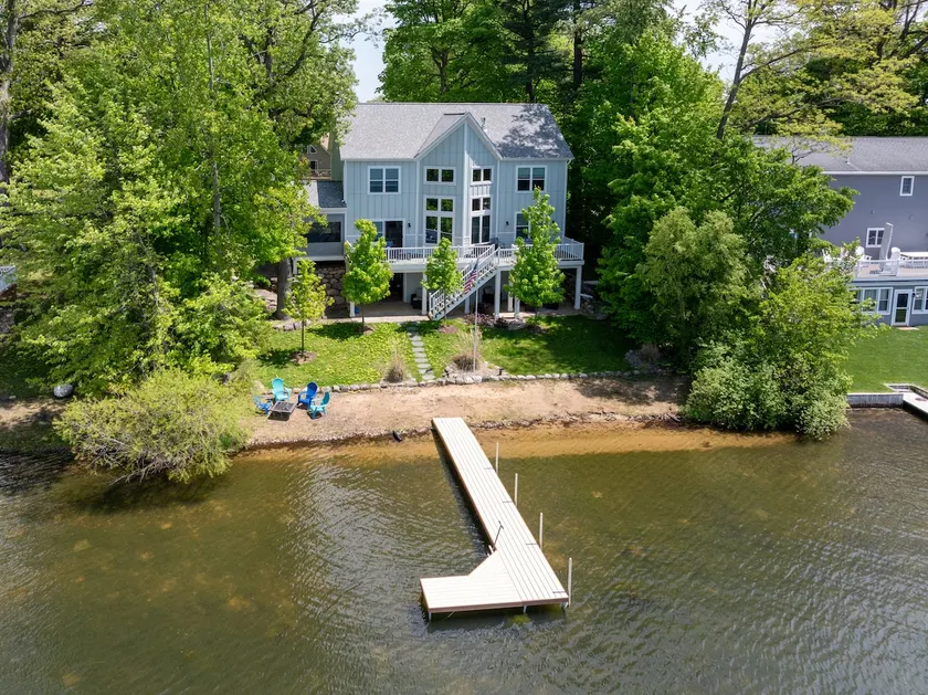 Huge Luxury Cottage on All-sports Lake - Image 1
