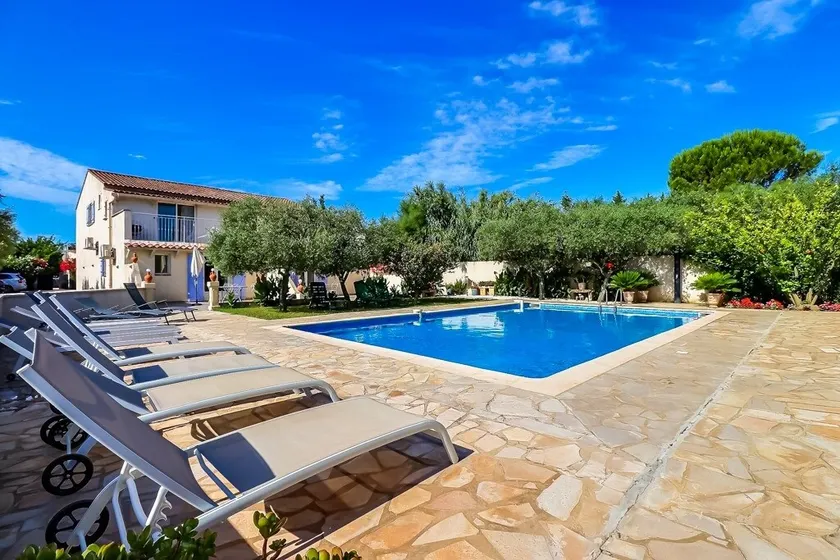 Côté Oliviers 6P – Apartment with shared pool - Image 1