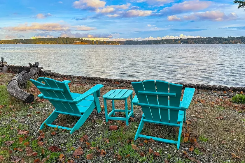 Waterfront couples getaway with patio - Image 1