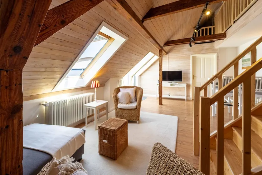 Cozy attic apartment in a historic villa with a lake view - Image 1