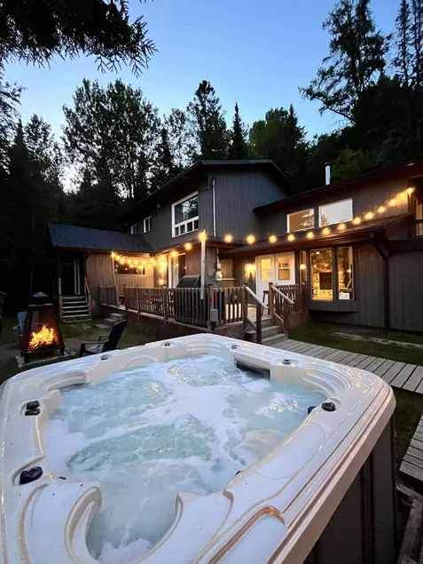The Alesund – Private hot tub, beach, kayaking, and 5 bedrooms - Image 1